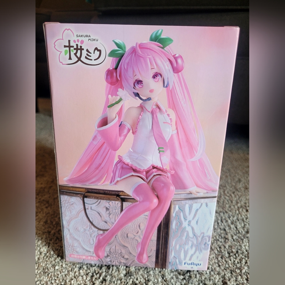 NIB Sakura Miku Figure with Cherry Blossom Theme - Picture 5 of 8